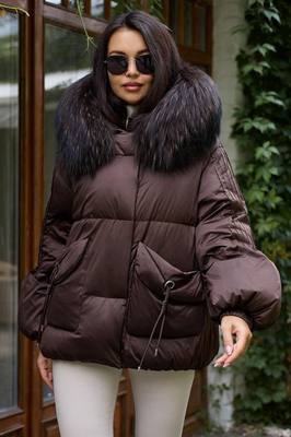 Женский зимний пуховик с натуральным мехом цвет шоколад