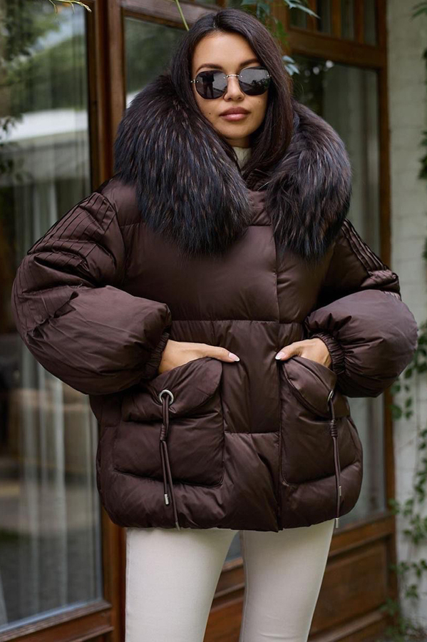 Женский зимний пуховик с натуральным мехом цвет шоколад