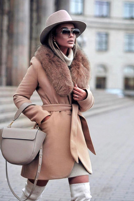 Короткое пальто с мехом песца бежевое