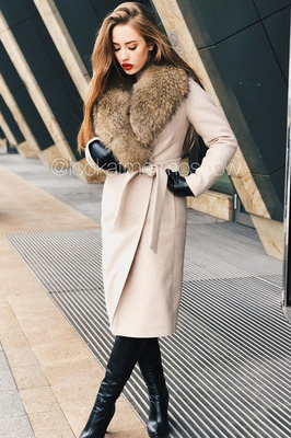 Женское пальто с меховым воротником из енота