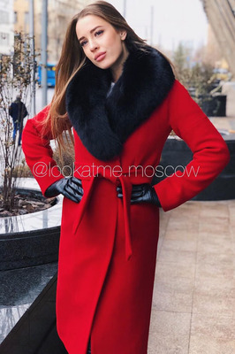 Теплое зимнее пальто с песцом красное