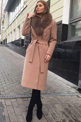 Модное зимнее пальто с меховым воротником