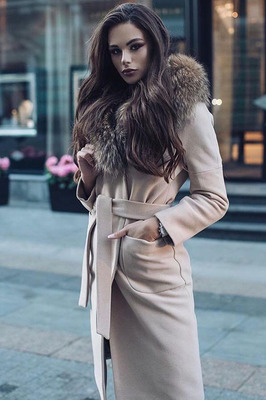 Пальто с мехом енота зимнее бежевое