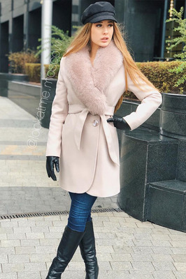 Короткое пальто на запах с песцом бежевое