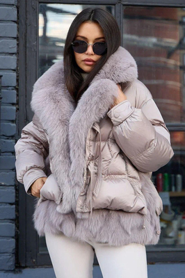 Стильный пуховик Vivilona с натуральным мехом