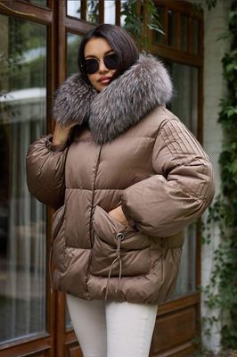 Женский пуховик Vo tarun с мехом енота песочный