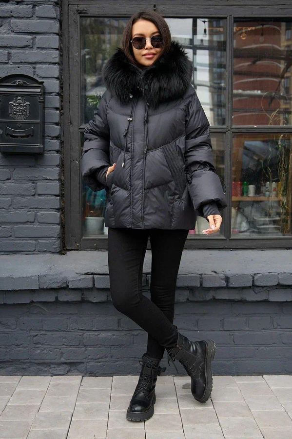 Зимний пуховик с мехом енота на капюшонечерный