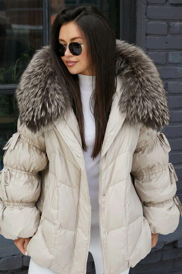 Приталенный пуховик с меховым воротником бежевый