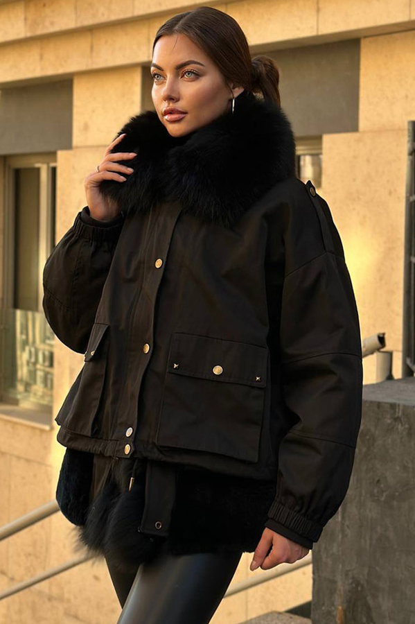 Спортивный женский пуховик с песцом на зиму