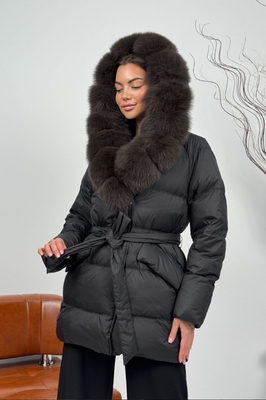 Модный пуховик с капюшоном черный