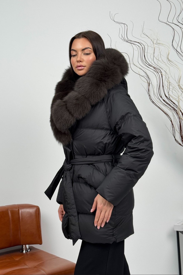 Модный пуховик с капюшоном черный