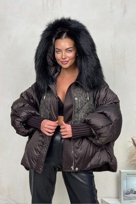 Коричневое пальто с меховым капюшоном