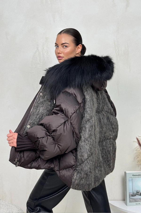 Коричневое пальто с меховым капюшоном