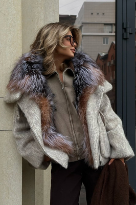 Зимнее пальто с меховым воротником 