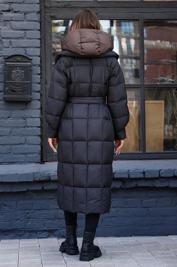 Длинный пуховик на зиму с поясом и манишкой черный