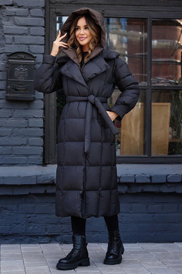 Длинный пуховик на зиму с поясом и манишкой черный