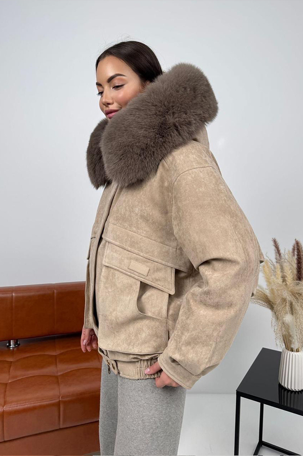 Куртка пуховая с меховым капюшоном из эко замши