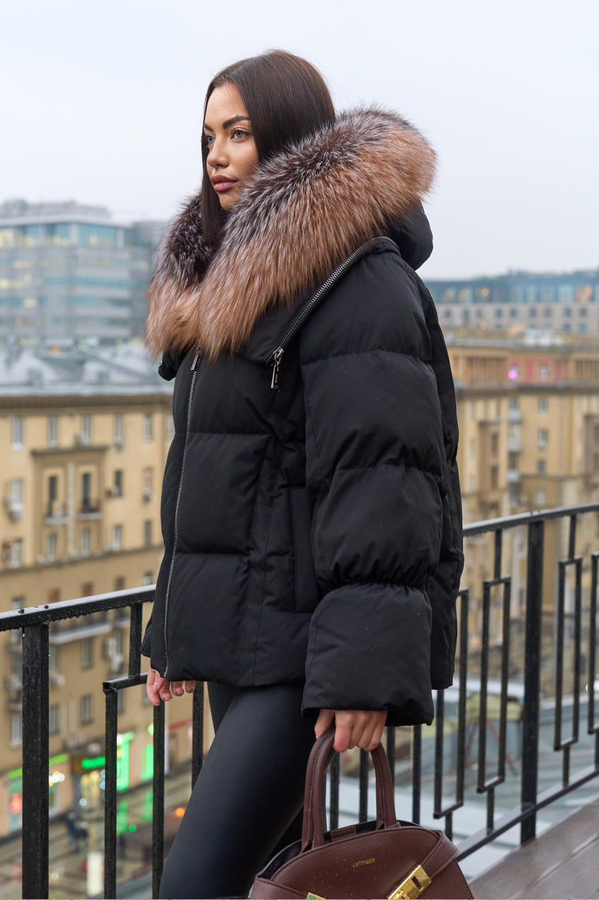 Женское пуховое пальто с меховым капюшоном