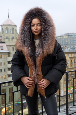 Женское пуховое пальто с меховым капюшоном